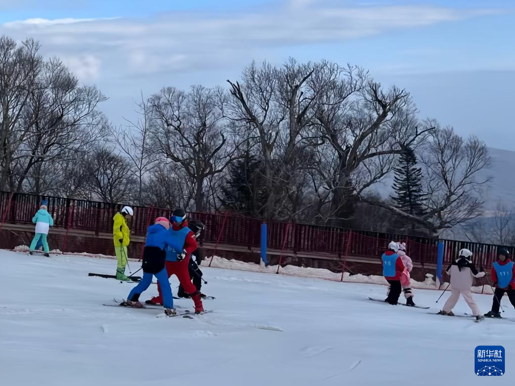 北国雪域燃情启幕 冰雪经济乘着冬风“热”起来